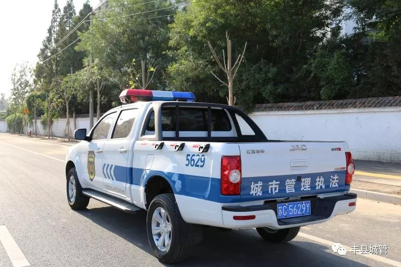 最新城管执法车辆图片，自然美景中的不期而遇之旅