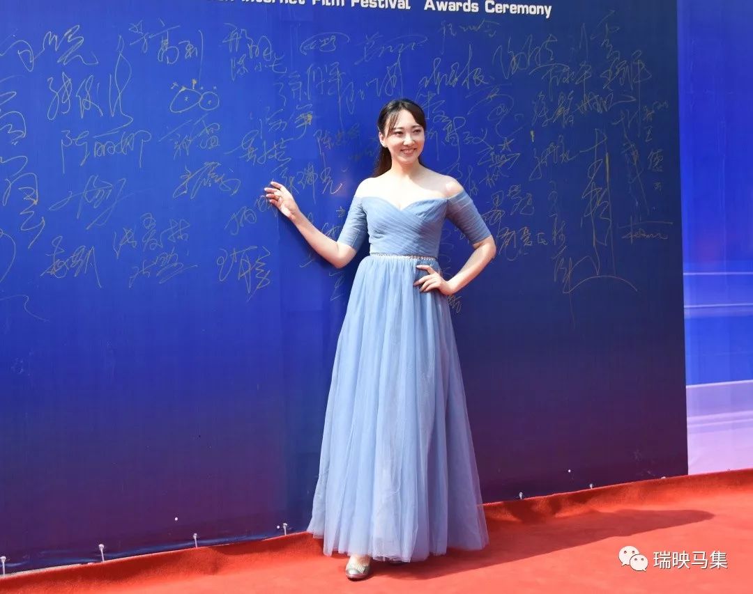 捷克演员姿娜,捷克演员姿娜，小巷深处的星光与隐藏的美食奇遇