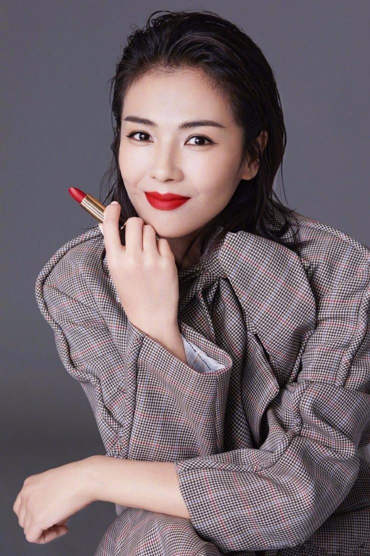 辛芷蕾最新发型图片，自然美景中的时尚之旅探索